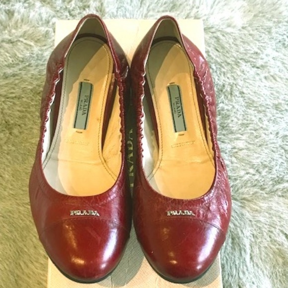 Red flats - Picture 1 of 3